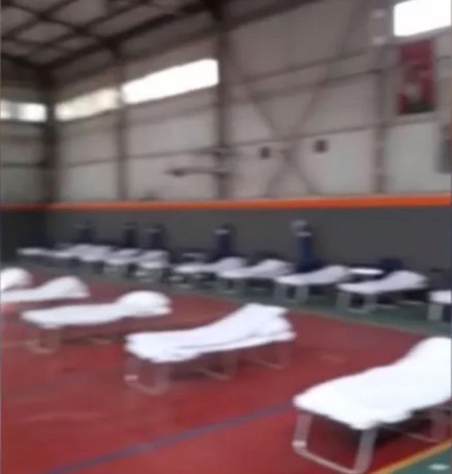 zmir'de Tepecik Eitim Aratrma Hastanesinin spor salonun hastaneye evrildiine ilikin grntler olay oldu. zmir Tabip Odas Bakan Ltfi aml da o grntler iin, "Bundan sonra bunlar ok greceiz. Koridorlar, depolar, hangarlar, spor salonlarn hastaneye evirmek gerekecek. Birinci basamakta bula zincirini krmadnz, sadece hasta tedavi etmeye odaklanma anlayyla istediiniz kadar yatak saysn artrn, isterseniz  tane ehir hastanesi an, bu size ancak bir iki gn kazandrr bir sre sonra tkanrsnz. Biz de tkandk" dedi.