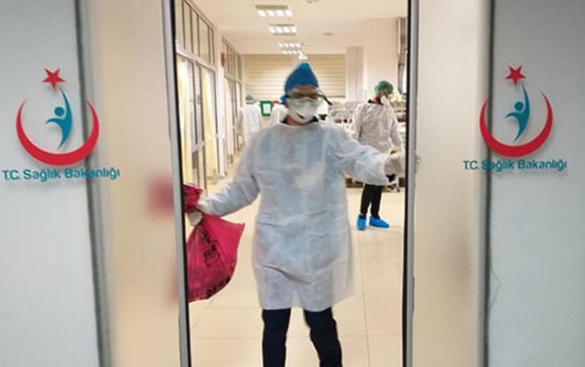 Trkiye 3. kez pik yapan koronavirs salgnnn nne gemek iin pe pee nlemler alrken, baz illerden uyku karacak veriler ve aklamalar geliyor. stanbul'da durum vahim. stanbul Tabip Odas, "Hastalar yatak beklerken acil servislerde lyor" dedi. Mersin, Trabzon, Samsun ve Zonguldak'ta da salgnn nne geilemezken, umanlar bu kentlere acil seyahat yasa getirilmesini istiyor. Rize'de ise hastaneler dolduu iin l Salk Mdrl hastanelerde sadece randevulu hastalara hizmet verileceini aklad. te stanbul, Rize, Mersin, Trabzon, Samsun ve Zonguldak'ta son durum...