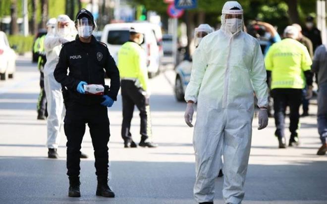 Trabzon&#8217;da ortalama 700 civar olan gnlk test says, son aylarda 3 bine ulat. Vaka oran ise yzde 40 artt. Karadeniz Teknik niversitesi Tp Fakltesi Tbbi Mikrobiyoloji Anabilim Dal Bakan Prof. Dr. Faruk Aydn, &#8220;Pandeminin yaylmasna yarayacak alkanlklarmz maalesef srdrdk, bunun sonularn da vakalarn oalmasyla grdk&#8221; dedi.