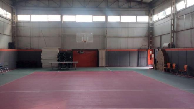 zmir Valilii, spor salonunun korona virs nedeniyle hastaneye evrildii ynndeki iddialarn gerei yanstmadn bildirdi. Aklamada, o grntlerin 6.3'lk depremin ardndan depremzedelerin barnmas iin spor salonunun yatakhaneye evrildii dneme ait olduu belirtilen aklamada, "Deprem sonrasnda gerek duyulmad iin boaltlm olup, asli kullanm alanna geri dndrlmtr. Sz konusu grnt ve ieriklerde pandemi srecinde kullanlyor algs oluturulmu olup, kamuoyu yanl ynlendirilmitir.&#8221; denildi.