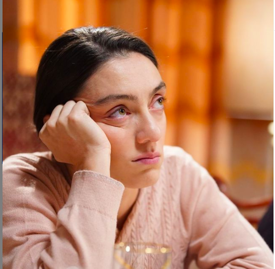 Trk televizyonlarnda gerek konusu gerekse oyuncu kadrosu ile byk ses getiren TRT1 dizisi Masumlar Apartman, sal akamlarna ve reyting listesinin zirvesine  adn yazdrmaya devam ediyor. Masumlar Apartman'nda Glben karakterine hayat veren oyuncu Merve Dizdar ise performans ile son gnlerin en olayl ismi!