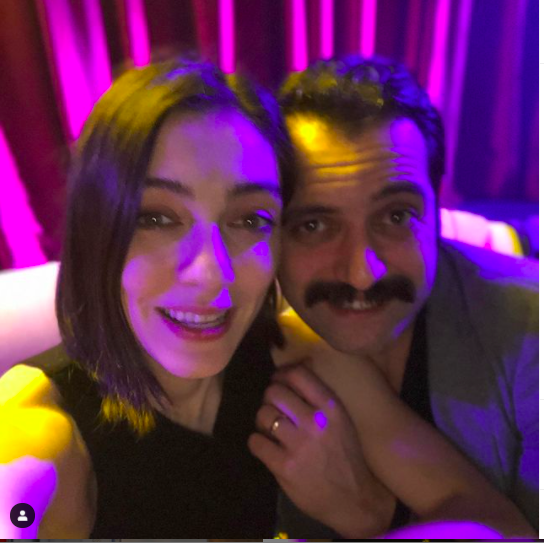 lk sinema deneyimi "Bir ses bler geceyi" filminde, Cem Davran ile yapan Dizdar, Kavak Yelleri, Geni Aile, Bir Yastkta, Doksanlar, lgn Dershane niversite&#8217;de gibi balca dizilerin yan sra, son olarak Be Karde dizisiyle seyircileriyle bulutu.