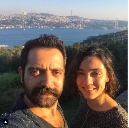 Ei Grhan Altundaar ile olan pozunu kalp emojisi ile paylaan Merve Dizdar'n bu paylamna ksa srede beeni ve yorum yad. Diziden sonra poplerlii artan oyuncuyu ei birlikte gren hayranlar ok yakyorsunuz, evli olduunuzu bilmiyorduk inanamadk yorumlar yapt.