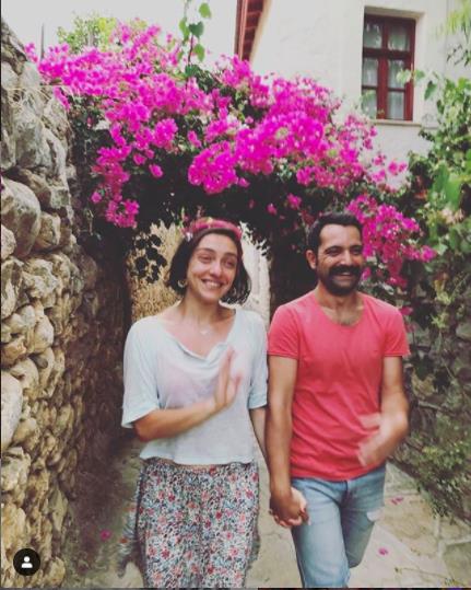 imdi de ei iyatro oyuncusu  Grhan Altundaar' tanyalm:  1984 Ankara doumlu aslen Karsl.  Eskiehir Anadolu niversitesi Devlet Konservatuvar Tiyatro Ana Sanat Dal Oyunculuk Blm'nden 2012 ylnda mezun oldu.      Ankara Devlet Tiyatrosu, Tiyatro Kara Kutu, Tiyatro Akademika ve Ak Sahne'de almalarna devam etti. 2013 ylnda stanbul'a yerleerek eitli tiyatrolarda yer almaya devam etti.