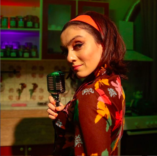 Son sinema filmi Eltilerin Sava ile ykselie geen oyuncu Glben karakteri ile kariyerini talandrd. 34 yandaki baarl isim getiimiz gn eiyle birlikte bir pozunu sosyal medyada paylat gnn en ok konuulan oldu.