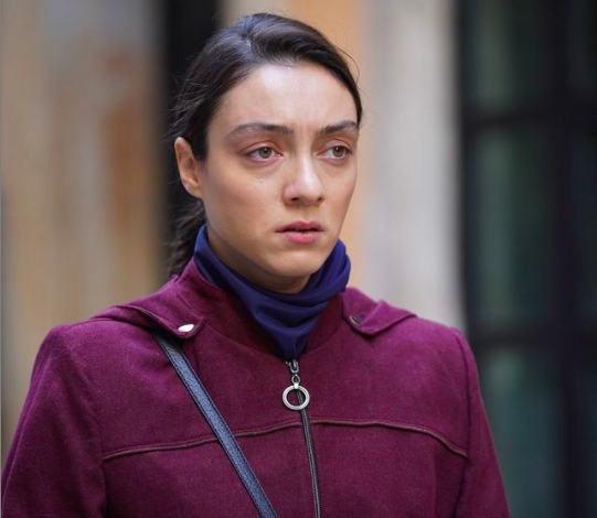 Masumlar Apartman'nn en sevilen karakterlerinden olan ve tek amac ocukluk ak Esat ile evlenerek o apartmandan uzaklamak olan Glben yani Merve Dizdar meer 2 yldr evliymi.