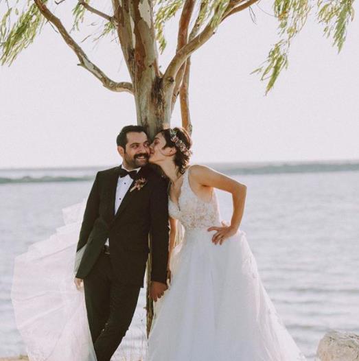 Aslen zmirli olan Merve Dizdar 34 yanda. anakkale Onsekiz Mart niversitesi Gzel Sanatlar Fakltesi oyunculuk Blm'nden mezun oldu. Kadir Has niversitesi'nde ileri oyunculuk programnda yksek lisans yapyor. Tiyatro kariyerine Semaver Kumpanya ile balam ve halen devam ediyor.