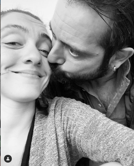 Sosyal medya hesaplarndan ak dolu pozlarn paylaan ifte takipilerinden binlerce yorum ve beeni yayor. Peki Glben karakterine ile kalbimizi kazanan Merve Dizdar ve oyuncu ei  Grhan Altundaar kimdir, hangi dizilerde rol aldlar birlikte bakalm...