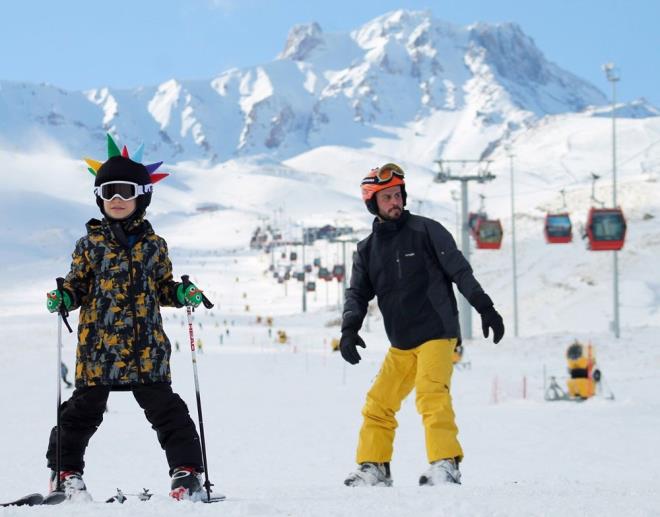 Gondollarmzda doal havalandrma salyoruz. Yine gelen misafirlerimize gondollara bindiklerinden itibaren el dezenfektanlar, uyarc cihazlar yerletirildi. Gondola bindikleri alan ve indikleri alan ayr olduu iin burada da bir ayrm salyoruz. Misafirlerimiz gondoldan indikten sonra bir dier kullanc iin tekrardan dezenfekte ediliyor. Bu ekilde misafirlerimiz temiz gondollar kullanm oluyorlar.