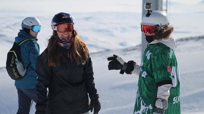 Dolaysyla Erciyes&#8217;te 360 derece, tm boyutlar ile gvenli bir ortam oluturmak iin almalarmz hemen hemen neticelenmi durumda. Uluslararas Standart Firmalarndan da, Erciyes&#8217;in gvenli bir kayak merkezi olduunu tescil edecek belgeler iin mracaat ettik. Zannediyorum ksa bir sre ierisinde bunlarda neticelenir ve sizlere nmzdeki gnlerde yeni mjdeler veririz diye mit ediyorum&#8221; dedi.