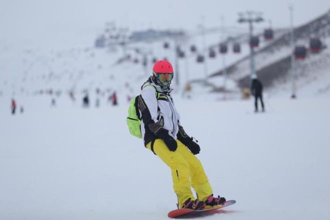 "DADAK LETMELER GVENLK SERTFKALARINI ALDI"    Gelecek misafirlerimizin bilinir derecede endieleri de pandemi olduu iin burada hem yerli, hem de yabanc misafirlerimizi mutlu edecek, kendilerini gvenli bir ortamda hissedecekleri, pandemi tedbirleri almaya itti bizi sre. Yaz boyunca ok kr, devletimizin ngrd, hkmetimizin kararlar erevesinde Erciyes&#8217;imiz de pandemi ile ilgili nlemleri aldk.    Tabi bizim sadece kayak merkezini gvenli klmamz yetmeyecek. nk gelen misafirler hem restoranlarda, kafelerde vakit geirecekler, hem kayak kiralama dkkanlarndan alveri yapacaklar. Dolays ile sosyal bir alan olduu iin Erciyes, sadece kayak merkezimizin deil ayn zamanda dada bulunan btn iletmelerimizin gvenlik sertifikas almasna liderlik ettik, defalarca toplantlar yaptk. Kayseri Bykehir Belediyemiz evre Koruma Dairesi nclnde, iletmelerimizin tamamna da gvenlik iletme sertifikasn da aldrdk. Zaten otellerimiz Turizm Bakanlmzn uygulam olduu meyyideler kapsamnda gvenli turizm belgelerini aldlar.