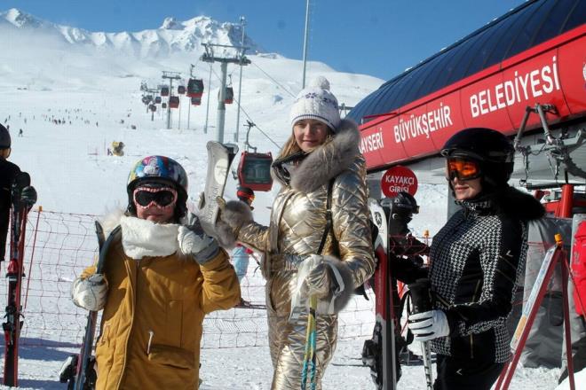 Alp hava sahasnn snrlandrlmas gibi tedbirler kapsamnda, bu lkeleri ziyaret edemeyecek eski Sovyetler pazar, ok youn bir ilgi ile Erciyes&#8217;e geldi. Yaz boyu biz birok operatr ile acenteler ile toplant yaptk. Gelen misafirlerimiz Erciyes&#8217;teki ve ehir merkezindeki otellerden rezervasyonlarn yaptlar.