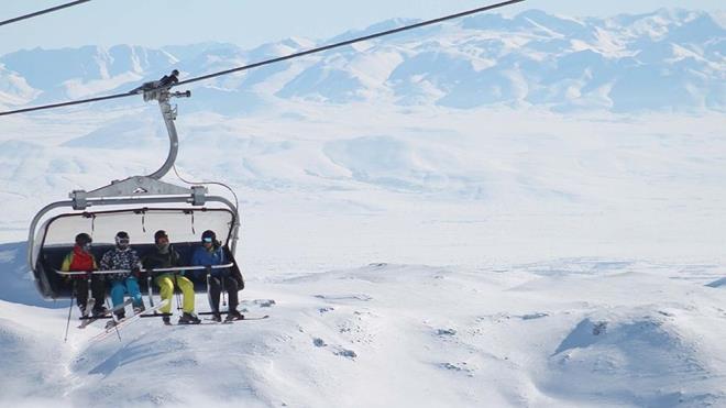 Tabi bu gelimeler ehrimiz asndan ok nemli kilometre talar. Bu geliimde tamamen Erciyes Turizm Merkezi&#8217;nin sayesinde kaydedilen gelimeler. nk Erciyes A. 2012 knda operasyona balamasndan itibaren, yurtiinde tantm ve pazarlama faaliyetlerini yrtrken yurtdn da hi ihmal etmedi. Dnya&#8217;nn birok yerine ulatk, birok yerinde fuarlara katldk.    zellikle eski Sovyet lkelerinden Rusya, Ukrayna, Polonya gibi lkelere youn pazarlama faaliyetleri yaptk ve orada ki partnerler ile 2017 ylndan itibaren Erciyes&#8217;e charter seferler ile yabanc turist getirmeyi de baardk. Tabi bu art ve Erciyes&#8217;e olan ilgi, alaka sayesinde artk o lkelerin uluslararas hava yollar da direkt olarak tarifeli seferler ile Kayseri&#8217;ye misafir getirmeye baladlar. Bu sene bu olay nemli bir mesele olarak kaydedildi.