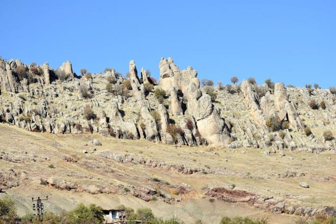 nsan dizisi suretinde olan ve Kapadokya&#8217;da bulunan peri bacalarna benzemesi nedeniyle de Gneydou'nun Kapadokya&#8217;s da denilen blgeyi turizme kazandrmak iin eitli almalar yrtlyor.