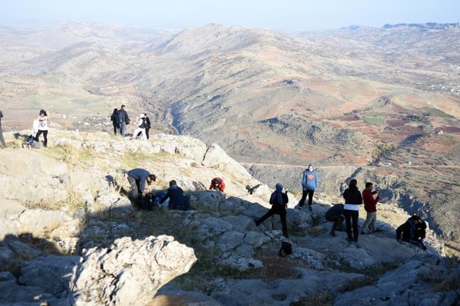 Yaklak 3 saat iinde zirveye kan doaseverler, burada yanlarnda getirdikleri yemeklerini yiyerek, esiz manzaralar karsnda fotoraf ekti. Gn batmna kadar dan zirvesinde kalan grup, daha sonra blgeden ayrld.