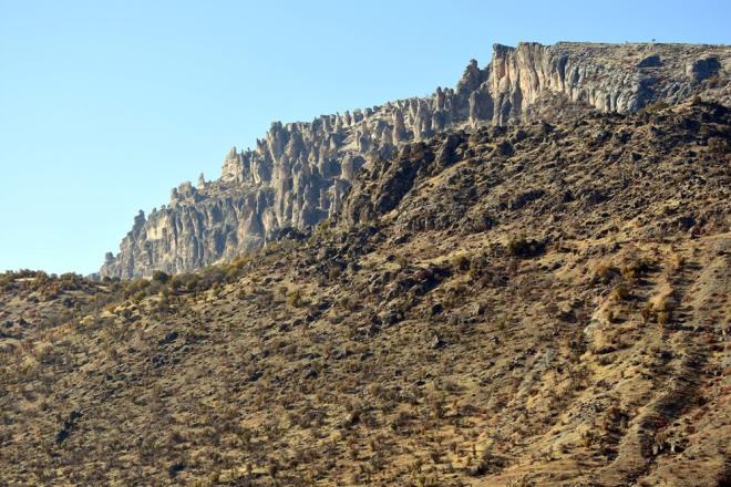 Diyarbakr&#8217;n ermik ilesinde bulunan ve uzaktan insan dizisi gibi grnen ta ynlarnn bulunduu Gelincik Da, bir doa harikas olarak grenleri kendine hayran braktryor.