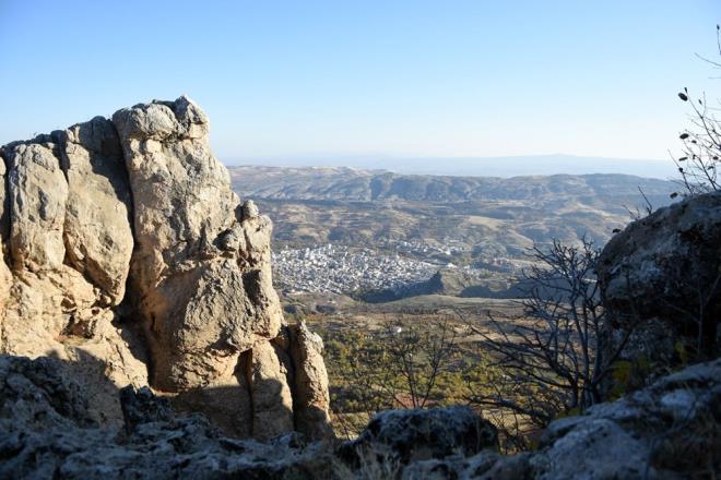 Pandemi dneminde malum her yer kapalyken, doa insana ok gzel imkanlar salyor. Biz de arkadalarmzn bu gzellikleri grmeleri iin byle bir program yaptk. Belli bir katlmla, pandemi kurallarna uygun olarak, hep beraber geldik, Gelincik Da'na ktk. Blgede yaayan insanlarmzn bin 200 kilometre uzaklkta bulunan rgp Greme&#8217;ye gitmeye gerek yokmu aslnda, bu gzellikler yan bamzda. Biz tm doaseverleri buraya davet ediyoruz&#8221; dedi.