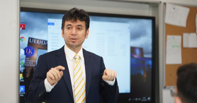 Koronavirs yenen Prof. Dr. lker Kk kalbine yenik dt!<br>  Bursa Uluda niversitesi Prof. Dr. lker Kk (47), bir sre nce koronavirse yakaland. Hastanede tedavi grerek koronay yenen Kk, taburcu olduktan sonra kalbine yenik dt. Do. Dr. Aye Kk'le evli olan lker Kk bir ocuk babasyd.