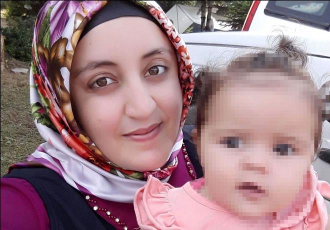 Evde ila tedavisi gryordu...  <br>  Kocaeli'nin Pamukova ilesinde 1 ocuk annesi 29 yandaki zlem Zeybek Vural, testi pozitif knca evde ila tedavisi grmeye balad. Bu srada rahatszlanan Vural, kaldrld hastanede kan phtlamas nedeniyle kalp krizi sonucu hayatn kaybetti.