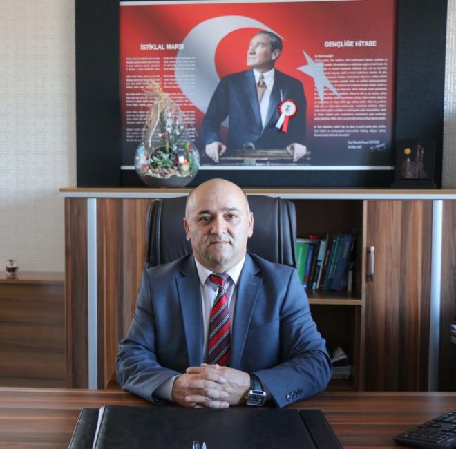 ube Mdr youn bakmda kalp krizi geirdi  <br>  Sivas l Milli Eitim Mdrl'nde ube mdr olarak grev yapan, evli ve 2 ocuk babas Mehmet Darc, koronavirse yakaland. Sivas Numune Hastanesi'nde tedavi altna alnan Darc, youn bakmda tedavisi srerken kalp krizi geirerek hayatn kaybetti.