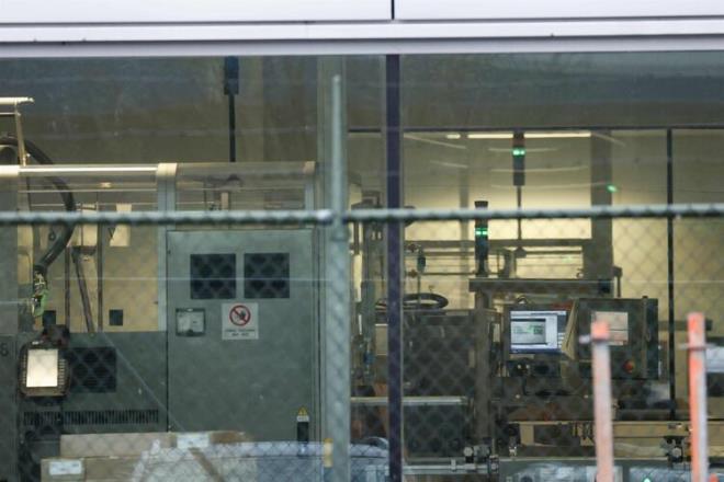 Yaz, Gates Vakf'nn destekledii bir almaya da atf yapyor. alma, kiilerin a bilgilerinin zel bir mrekkep enjekte edilerek deri yzeyinde saklanabilmesini salayabilecek bir teknolojiye ilikin. Oysa almada bahsi geen uygulama bir mikroip deil, daha ok grnmez bir dvmeye benzetilebilir.