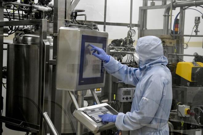 Oxford niversitesi'nden Jeffrey Almond, "mRNA'y bir insana enjekte etmek insan hcresindeki DNA'ya hibir etkide bulunmaz" diyor.