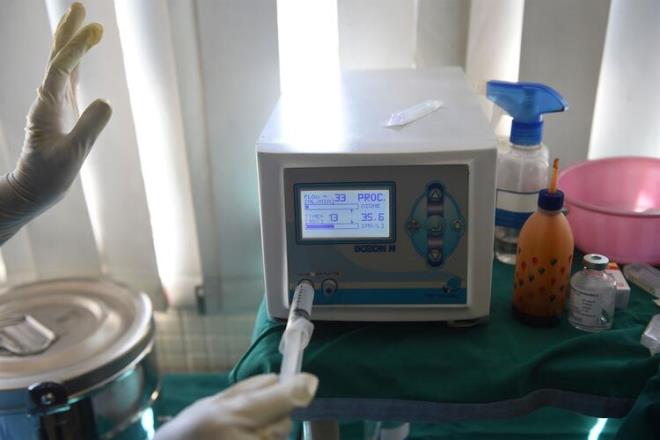 Hcreler, virsn zayflatlm bir versiyonunu reten fabrikalar gibi alyor. Bu da ann temel alma prensibini meydana getiriyor. Ancak zayflatlm virsler, klonlanm hcrelerin yardmyla retilmi olsa da hcresel materyal ann iinden karlyor.