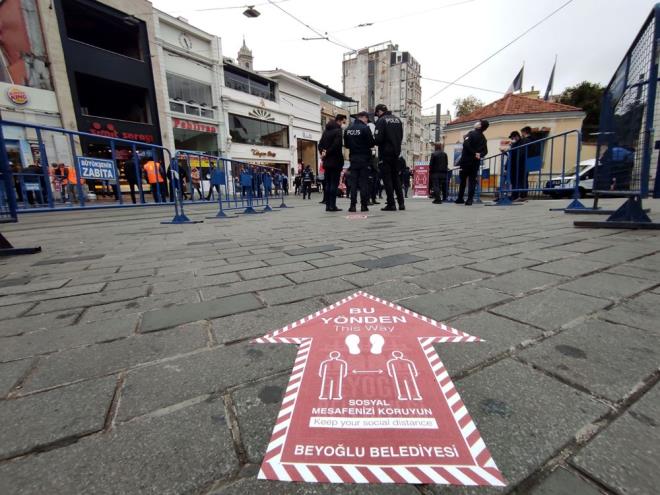 Yere yaptrlan stickerler ile de caddeye gelenler ynlendiriliyor.