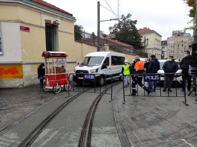 "63 GR NOKTASI VAR"<br>  "Bunun yannda HES uygulamasn i yerlerimize yaklak 3 aydr balatm durumdayz. Beyolu le Hfzsshha Kurulu karar gereince buradaki byk alveri merkezlerine HES uygulamasn zorunlu hale getirmi bulunmaktayz. Ara sokaklar diye ifade ettiimiz byk kk 63 tane istiklal caddesine giri noktas var. Bunlarnda kontrol yaplmas konusunda emniyet glerimiz zabtamz bu kontrol salamaya alyoruz. Cadde zerinde younluk olduu zaman bunu emniyet mdrlmzn dronlar tespit ediyor. Dolaysyla kalabaln minimize edildii younlamann hi olmamas iin olabilecek btn tedbirleri alm bulunmaktayz&#8221; dedi.