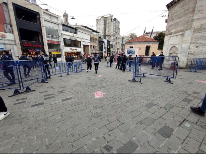 Ekipler, stiklal Caddesi'ni havadan yaplan drone kontrol ile gzetliyor.