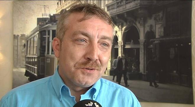 Kara Para Ak&#8217;ta Ali Gralp olarak dikkat eken, Ekya Dnyaya Hkmdar Olmaz isimli Atv dizisinde Suhpi karakterini canlandran oyuncu, 30. blmde karakterin lmesi zerine diziden ayrlmt.