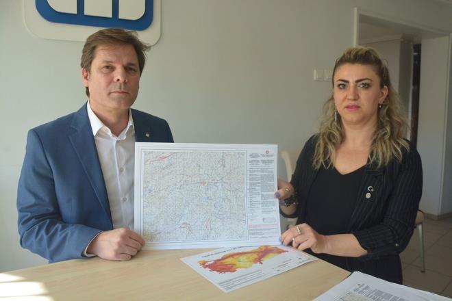 zmir'e 80 kilometre uzakta meydana gelen deprem nedeniyle birok binann ykldn hatrlatan Jeoloji Mhendisleri Odas Balkesir l Sorumlusu Aysun Aykan yle konutu: "Bazen yannzdan fay gemese de binanz yklabilir. Depremde yklan veya ar hasar gren yaplarn, hemen hemen hepsinin deprem merkez ssnden 80km uzaklkta yer alan Bayrakl lesinde younlamas, yap-zemin etkileiminin ve yerel zemin koullarnn, oluan deprem hasarlar zerindeki etkisini aka ortaya koymaktadr."