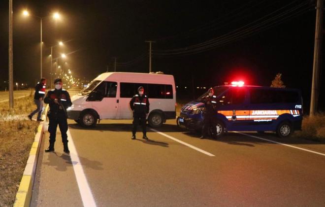 Otomobili kullanan M.A.. ile yanndaki kadn N.O. gzaltna alnd.