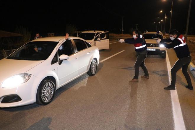 Denizli'de ekiplerce dzenlenen bir operasyonda 2 kii gzaltna alnd. Yaplan aramada 50 adet kalem grnml suikast silah ele geirildi.