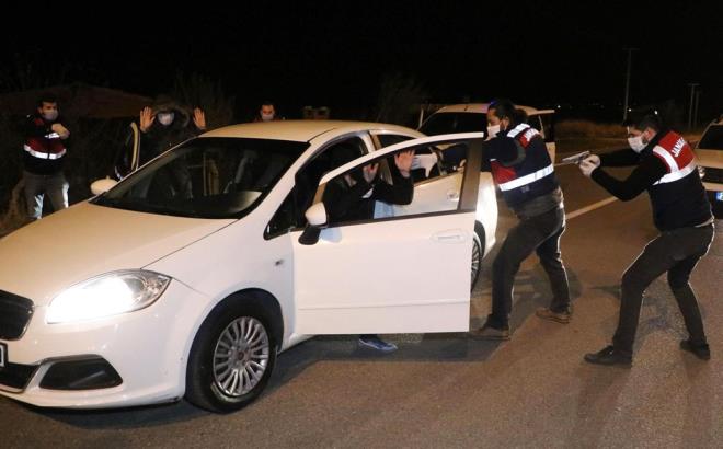 Denizli l Jandarma Komutanl Kaaklk ve Organize Sularla Mcadele ubesi (KOM) ekipleri ihbar zerine harekete geti.