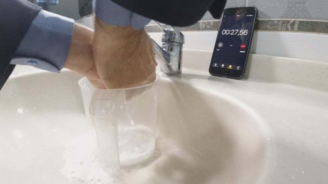 "YEREL YNETCLERN DE SU KAAKLARINI GZDEN GERMES GEREKYOR"<br>  Su tasarrufu konusunda vatandalara yapt uyarlarn yannda, yerel yneticilerin de eitli almalar yapmas gerektiini dile getiren Toros, "Tabii ki yerel yneticiler su kaynaklarnn verimli kullanlmas iin eitli almalar yaplyordur. Onlarn da su kaynaklarndan, son kullancya kadar su kaaklar var ise, hzl bir ekilde bunun gzden geirmesi gerekiyor. Suyun bir damlasnn dahi yok olmasn engellemesi gerekiyor. Yerel ynetimler de kamuoyunda farkndalk oluturucu, duyarll artrc kampanyalar yapabilir. Eitim hayatna da bunu sokabiliriz" dedi.