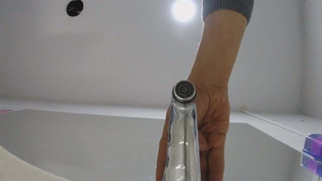 "YAMUR HASADI YAPMALIYIZ"<br>    Yamur yalarndan elde edilen su ile su hasad yapmann nemini vurgulayan Toros, yle devam etti:<br>  "Artk kresel bir iklim deiikliinden bahsediyoruz. Su kaynaklarnn her zamankinden daha deerli olduunu, evimize gelen her bir su damlasnn nemli olduunun farkna varp, yatan elde edilen suyun deerli olduunu bilip, mmkn mertebe yerinde biriktirme ok nemli. Eskiden su sarnlar vard biliyorsunuz, imdi de yamur hasatlar yaparak mmkn olduunca bir yerde bu sular biriktirip, kullanmak lazm"  <br>  BARAJLARDAK SU SON 10 YILIN EN DK SEVYESNDE  <br>  stanbul'daki barajlarn doluluk oran ile ilgili ise Hseyin Toros, "Barajlardaki su gerekten ok dk. Son 10 yln en dk seviyesine ulat. Yzde 25'lerin altna dt ve hala da dmeye devam ediyor. Bu bizi zyor, korkutuyor. SK her gn barajlardaki doluluk oranlarn aklyor. Ltfen takip edelim, oradaki grafiklere bakalm. Bizler nmzdeki gnlerde bir kuraklk afeti ile kar karya kalabiliriz. Bunu yaamamak bizim elimizde. Var olan su kaynaklarmz daha verimli kullanmak bizim elimizde" diye konutu.