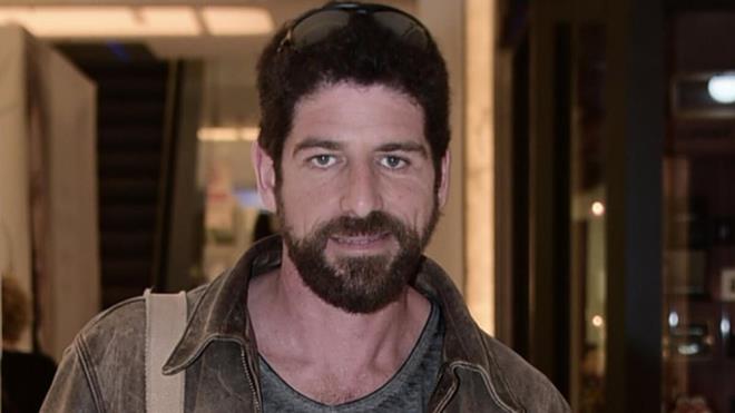 CEMAL HNAL KMDR?  <br>  Peki Survivor 2021 yarmacs Cemal Hnal kimdir? 2 Ekim 1976, stanbul doumlu olan oyuncu, Saint Benoit Fransz Lisesi'nde iki yl okuduktan sonra yaad disiplin sorunu nedeniyle ailesi tarafndan skoya'ya, Gordonstoun International Summer School'a gnderildi. Lisenin ardndan Londra'da tasarm okumaya karar vererek bir sre burada yaad, ardndan oyunculuk eitimi iin Los Angeles'a gitti.