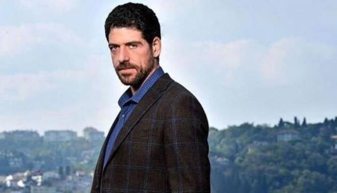 Ucla Extension'da, Santa Monica College'de ve London Film School'da tiyatro ve sinema eitimi ald. Amerika Birleik Devletleri'nde eitli ksa filmlerde rol ald. aan Irmak'n ynetmenliini yapt Ulak ve Issz Adam filmlerinde barol oyuncusu olarak yer ald. Bir Zamanlar Osmanl: Kyam dizisindeki Murat rol iin Osmanl tekniine dayal dv iin Polonyal hocalardan eitim ald.