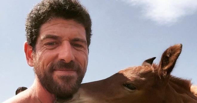 Survivor Trkiye'nin resmi Instagram hesabndan da "Cemal Hnal, Survivor2021&#8217;in ilk yarmacs oldu" mesaj paylald.