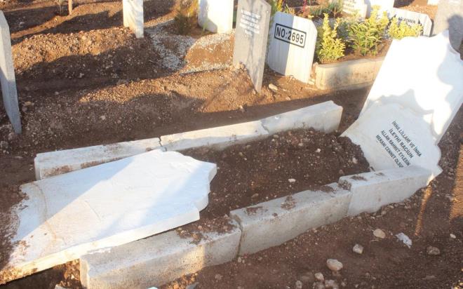 ken mezarlar fark eden vatandalar Adyaman Belediyesi Mezarlklar Mdrln arayarak durumu anlatt.