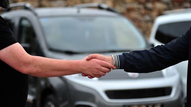 Otomobil satnda yerlinin pay artt    <br>Bu yln kasm ayndaki toplam 64 bin 357 adetlik otomobil satnn 27 bin 434' yerli retim yapan markalardan geldi. Satlarn 36 bin 923' ise ithal otomobillerden olutu.