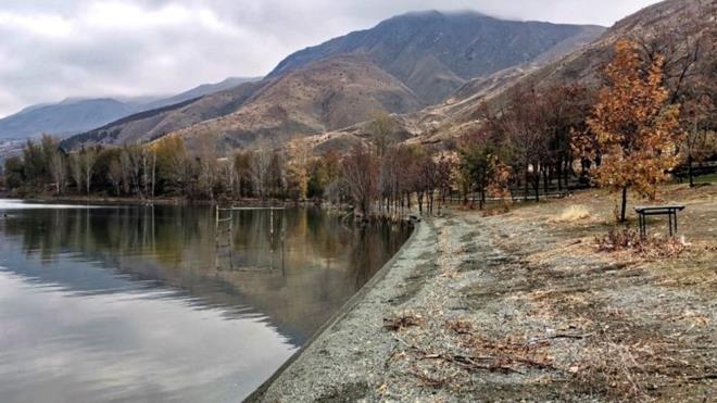 Elaz-Diyarbakr kara yoluna paralel uzanan gl, etrafn evreleyen dalar ve ky eridindeki yeili ile oluturduu esiz doas, plajlar, kamp alanlar, restoranlar, su etkinlikleri, olta balkl ve tekne turlar gibi sosyal aktivite imkanlar ile her mevsim ziyaretilerden ilgi gryor.