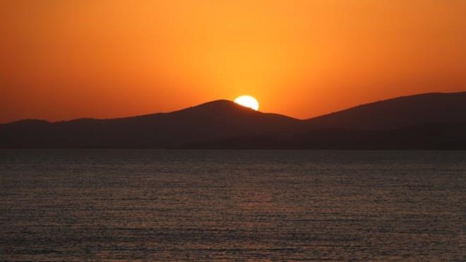 Corona virs salgnn bir an nce son bulmas temennisinde bulunan Gndoan, "Hazar Gl, Elaz-Diyarbakr kara yolu zerinde bulunduu iin ulam bakmndan da ok rahat. Bu nedenle gln evresinde her zaman iin bir insan younluu grmek mmkn ancak pandemi nedeniyle bu aralar bir sessizlik hakim. nallah bu zor gnleri bir an nce geride brakp, gemite olduu gibi yeniden gln evresindeki o cvl cvl insan younluunu greceiz" diye konutu.