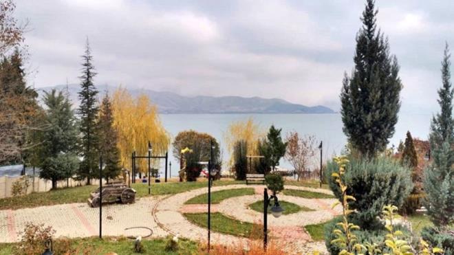 Sivrice Belediye Bakan Turgay Gndoan, Dou Anadolu Blgesi'nin Van Gl'nden sonraki en byk gl konumundaki Hazar Gl'nn esiz doas ve turizm alannda yaplan yatrmlarla blge halk iin vazgeilmez bir tatil ve gezi destinasyonu olduunu belirtti.    Gln doal gzelliklerinin yan sra sosyal aktivite imkanlaryla yln her mevsimi ziyaretisiz kalmadn ifade eden Gndoan, sonbaharda Hazar Gl'nn evresinde renk cmb yaandn syledi.