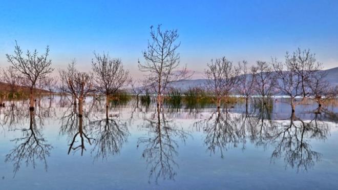 Elaz'n Sivrice ilesinde yln drt mevsimi farkl gzelliklere sahne olan Hazar Gl, sonbaharda mavi, yeil ve sarnn btn tonlarnn harmanland esiz doas ile fotoraflar ve doaseverler iin esiz manzaralar oluturuyor.