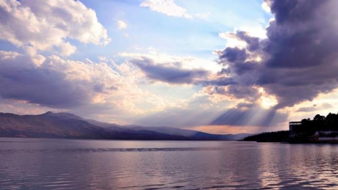 Van Gl'nden sonra Trkiye'nin en derin 2. gl konumundaki Hazar Gl, su seviyesinin 1830'lu yllardan itibaren ykselmesi sonucu tamamen suyun altnda kalan ancak gln gneybatsnda "Kilise Adas" olarak bilinen noktada yzeyden tepe noktalar grlebilen, arkeolojik ve doal sit alan olarak tescilli "Batk ehir" kalntlaryla da dikkati ekiyor.