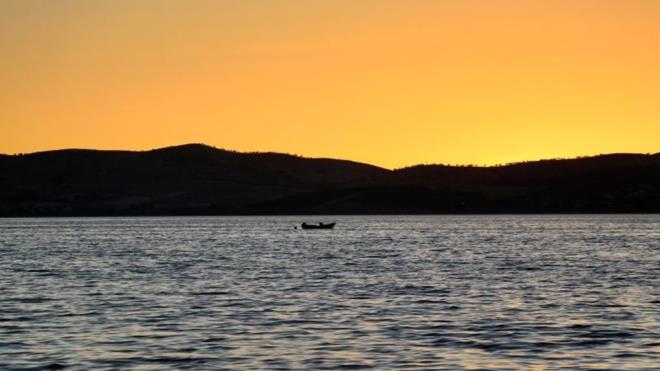 Doal gzellikleri ve tatil imkanlaryla srekli ziyareti arlayan Hazar Gl, dnyay ve Trkiye'yi etkisi altna alan corona virse kar alnan tedbirler kapsamnda zellikle hafta sonlar sessizlie brnyor.