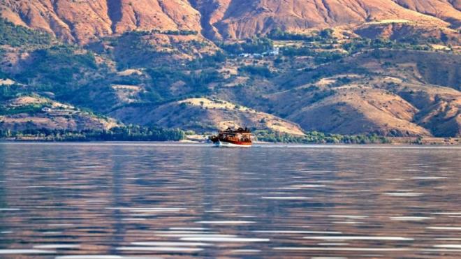 Kent merkezine 25 kilometre uzaklkta, kuzeyinde Mastar ve elembik dalar, gneyinde Hazarbaba ve batsnda Kuak dalar ile evrili Hazar Gl'nn, 82 kilometrekare yzey alan ile 56 kilometrelik ky eridi bulunuyor.