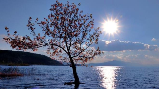 Gndoan, yle konutu:    "lkemizin nadide gllerinden biri olan Hazar Gl yln her mevsimi farkl bir gzellie brnen doasyla vatandalar tarafndan yln on iki ay ziyaretisiz kalmyor. Yaz aylarnda insanlarn daha ok serinlemek, elenmek ve kamp yapmak iin tercih ettii gl, sonbaharda ise yaanan renk cmb ile insana huzur veren doasnda yry yapp, oksijen depolamak iin tercih ediliyor. K aylarnda ise insanlar hemen gneyinde yer alan Hazarbaba Da'nda esiz gl manzarasna kar kayak yapmann keyfini yayor. lkbaharla birlikte ise yeniden canlanan doa, gln etrafn evreleyen dalarn yeili ve gln mavisi insanlara izlemesi keyif veren muhteem bir manzara sunuyor."